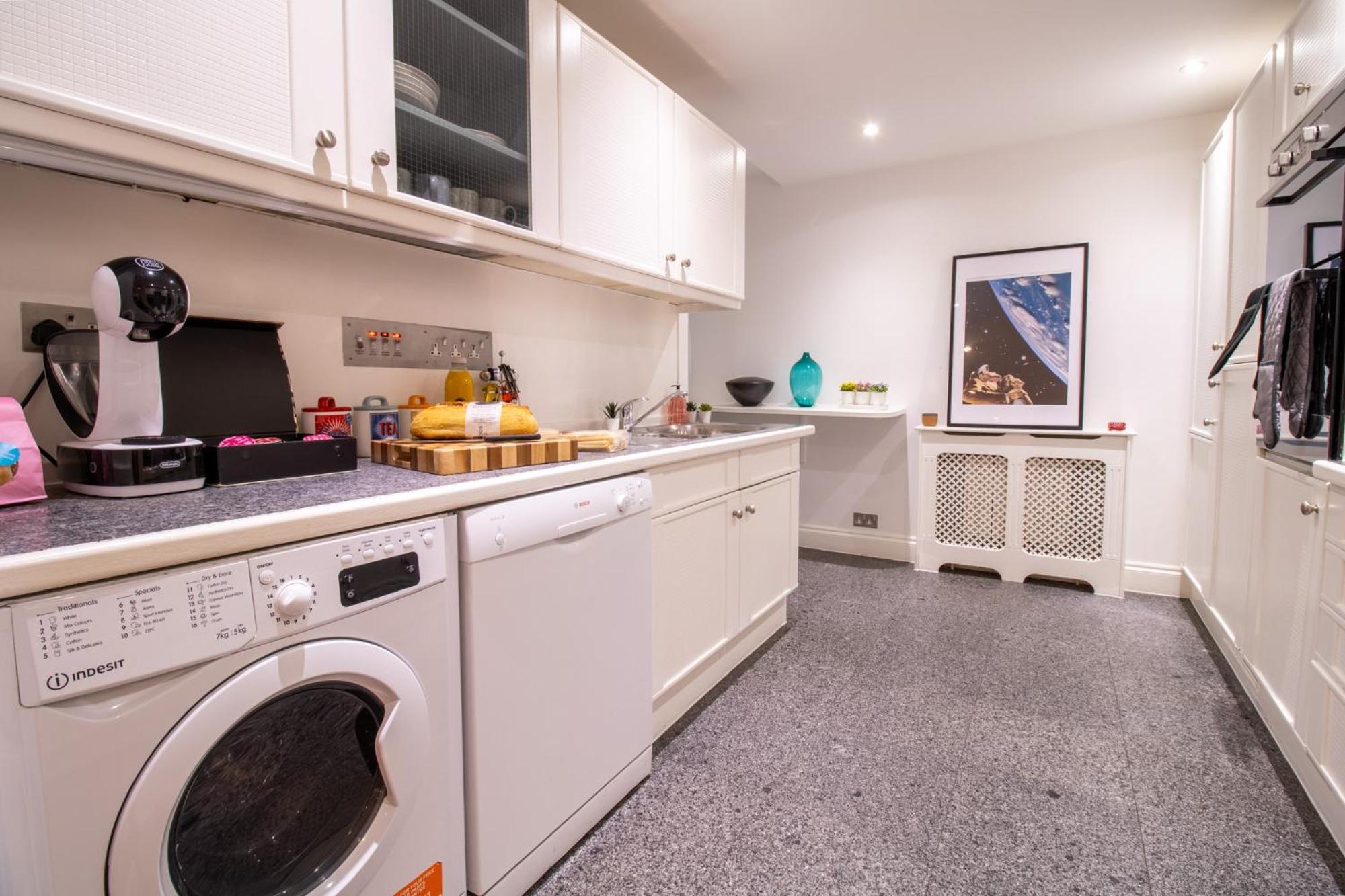 Spacious 2 Bedroom Flat With Pool Table Opposite Green Park 7 Londen