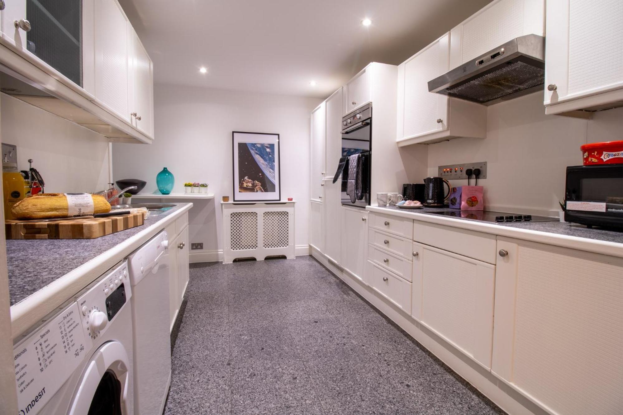 Spacious 2 Bedroom Flat With Pool Table Opposite Green Park 7 Londen