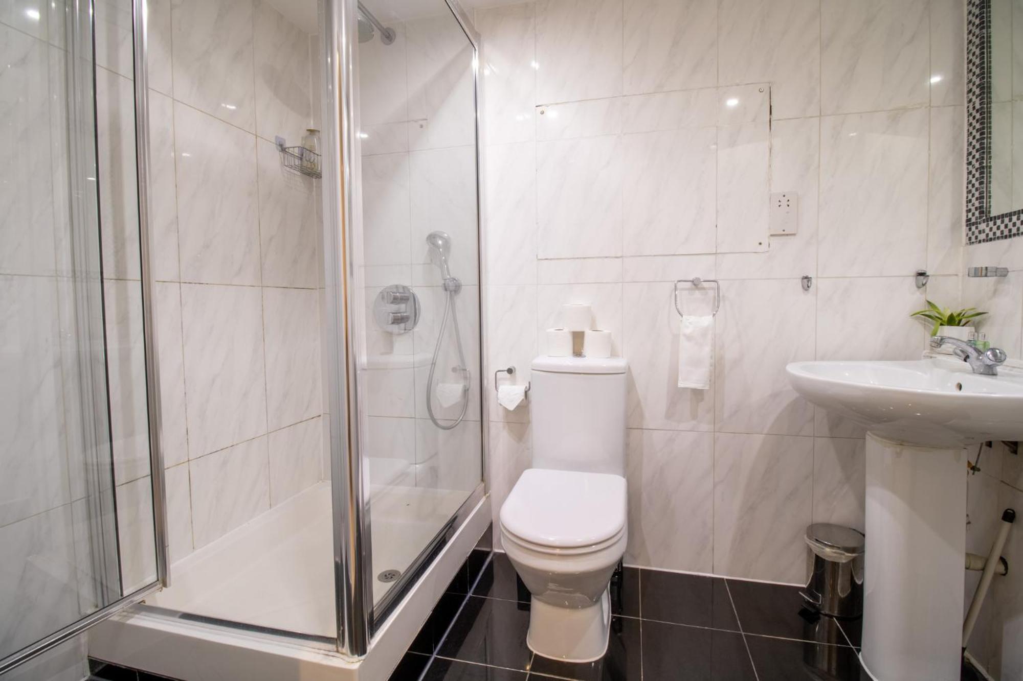 Spacious 2 Bedroom Flat With Pool Table Opposite Green Park 7 * Londen