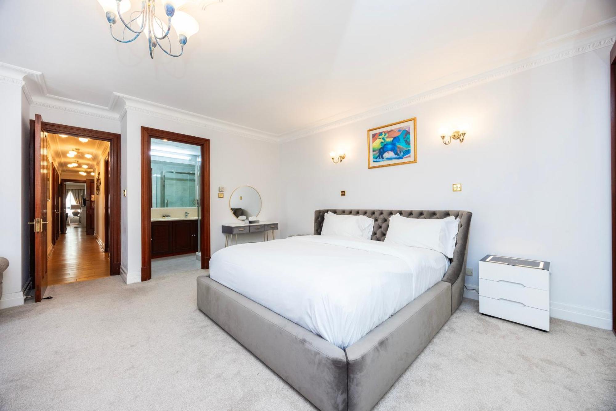 Carlton Court - Mayfair Apartahotel 5*