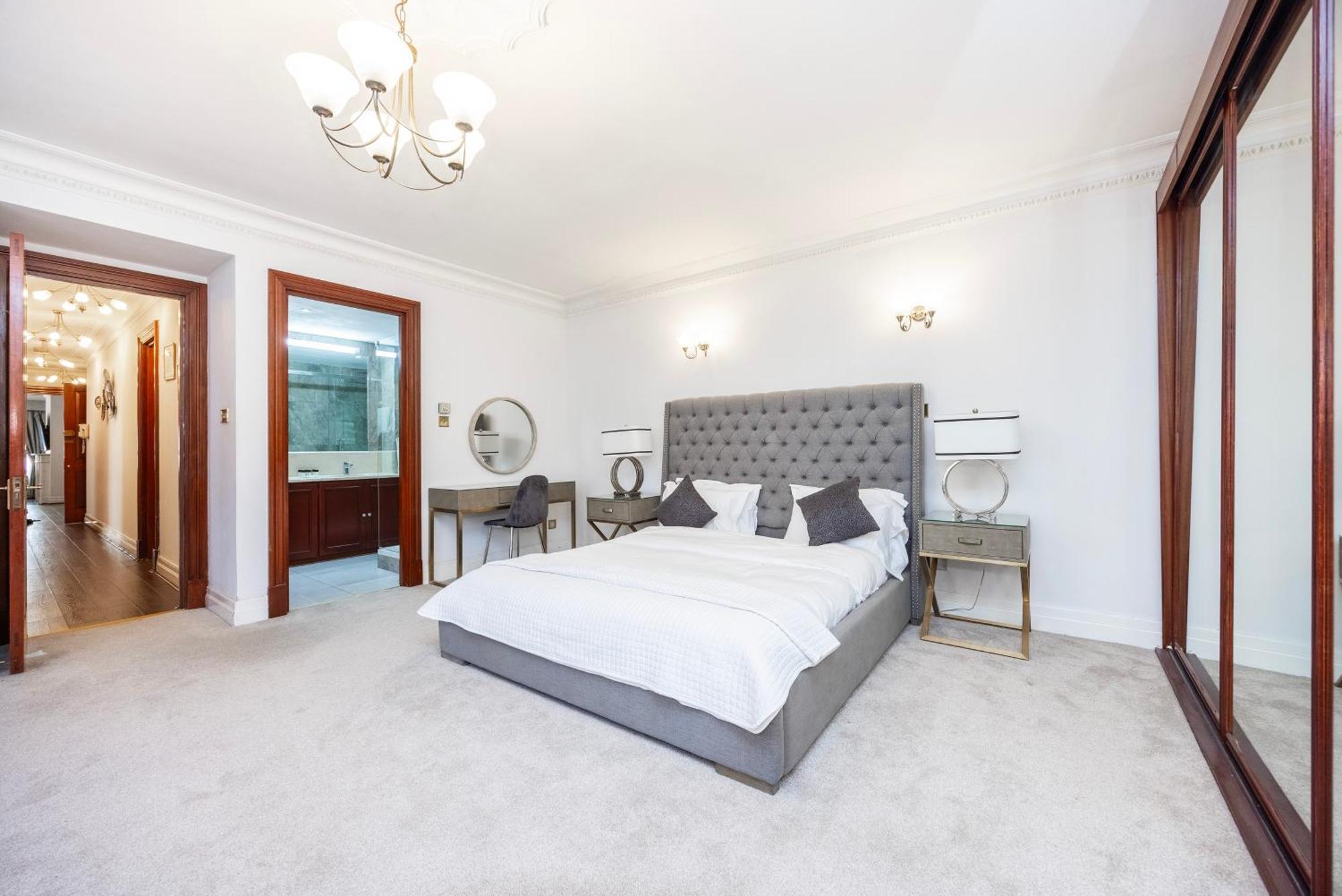 Carlton Court - Mayfair Apartahotel 5*