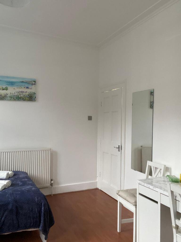 Private Bedrooms In Camden Town, Homestay London