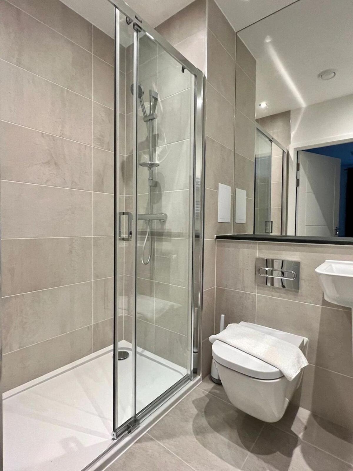 Deluxe 3 Bedrooms Modern Flat In Stratford London