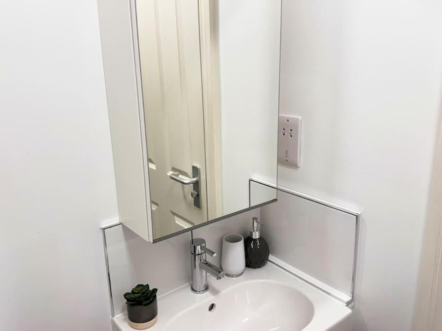 Alluring 30min To & Free Parking London