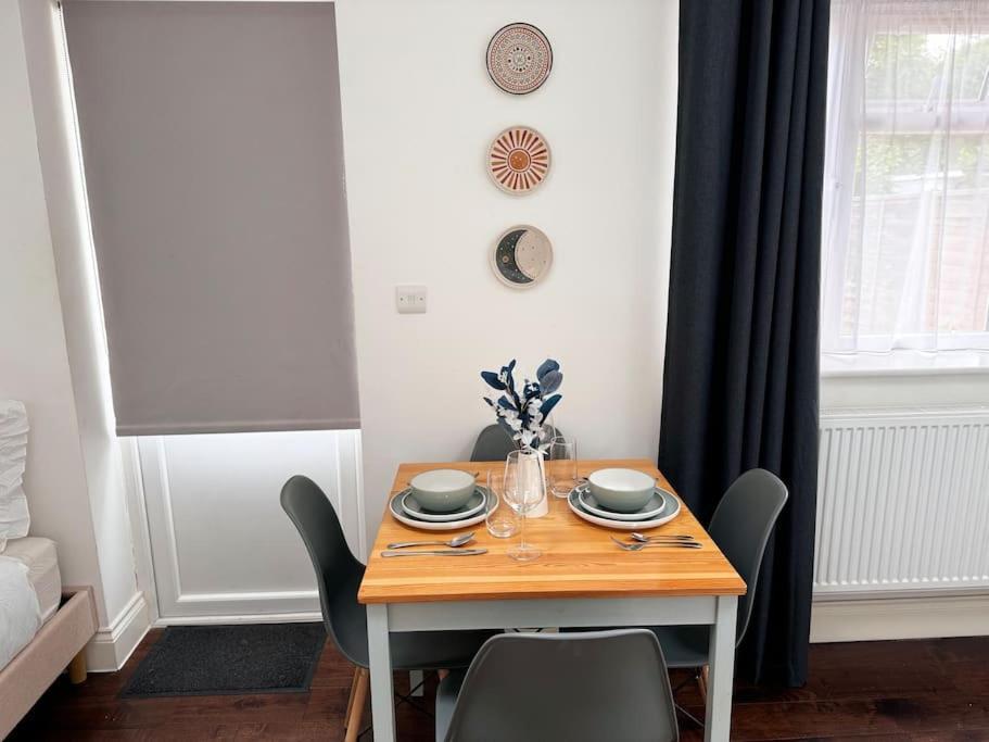 Alluring 30min To & Free Parking Apartment *