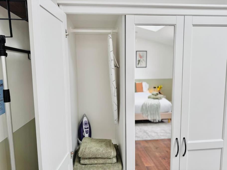 Alluring 30min To & Free Parking Apartment