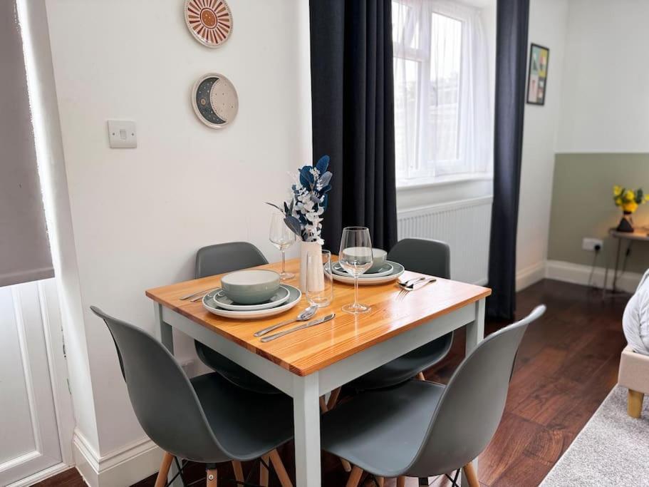 Alluring 30min To & Free Parking Apartment *