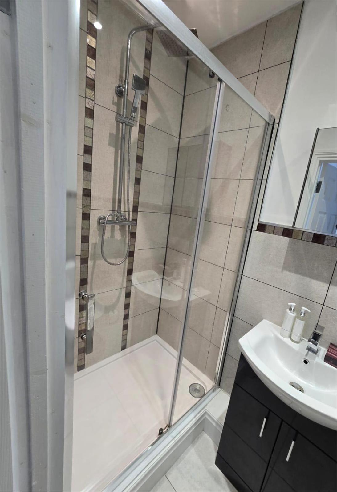 In Guest - Limehouse Townhomes Modern Spacious Serviced Double Guest house *