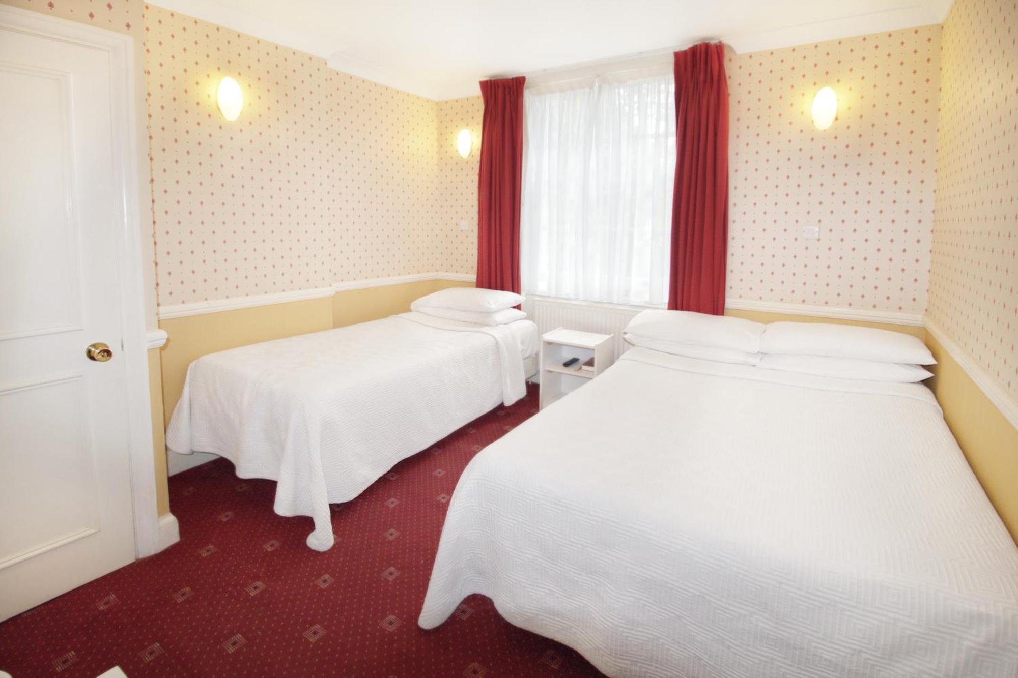 Balmoral House Hotel 2*