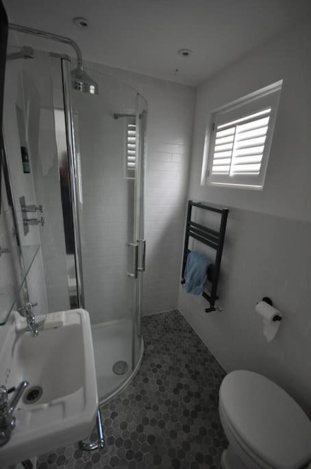 Lovely 2-bed Maisonette With Garden Close To River In Barnes - Mortlake Appartement Londen