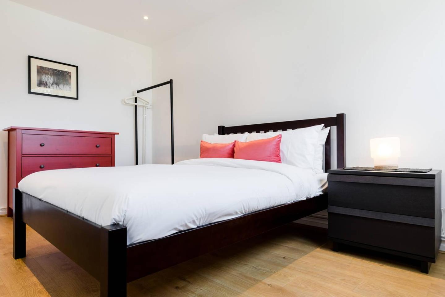Cosy 4 Bed In London- Sleeps 8 Apartment