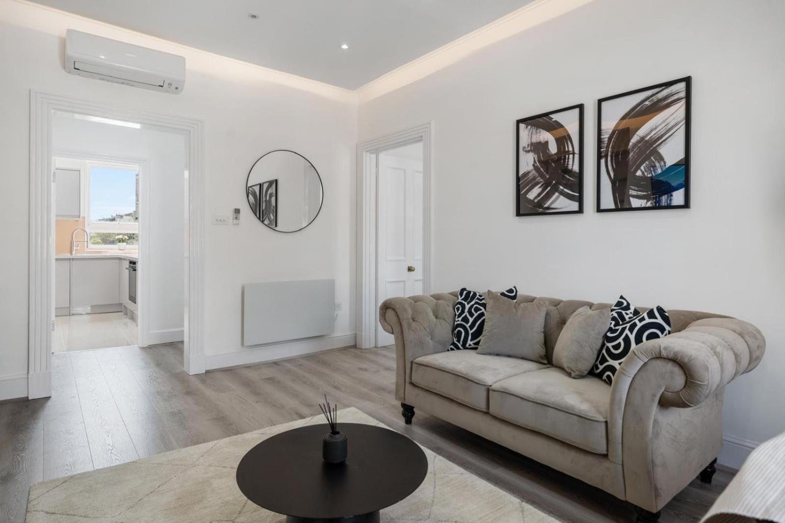 Eee Apartment