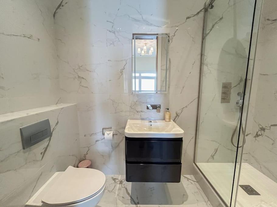 Stylish 2 Bed Flat On The Iconic Gloucester Road Appartement Londen