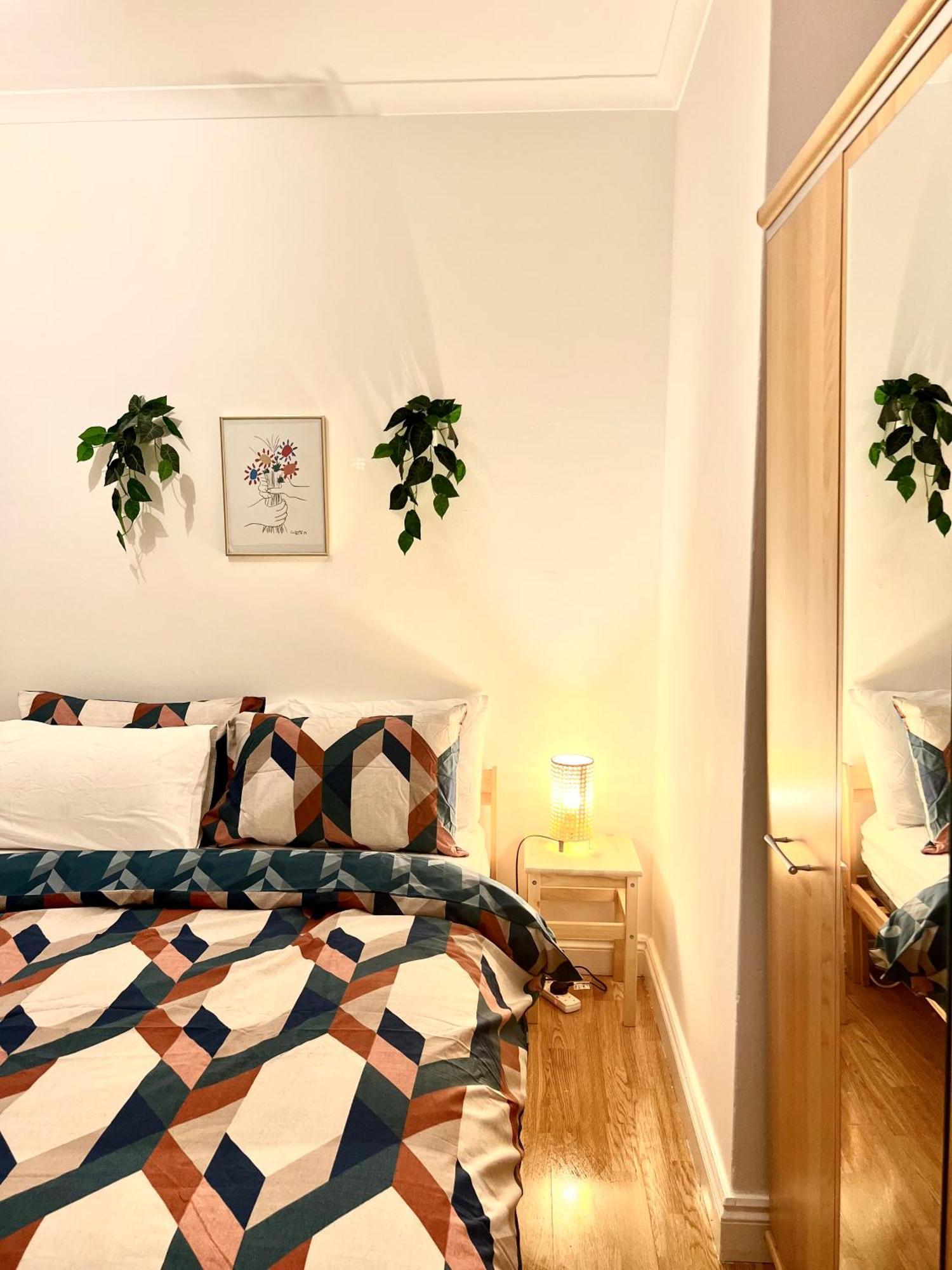 Homestay Spacious Double Near The City *