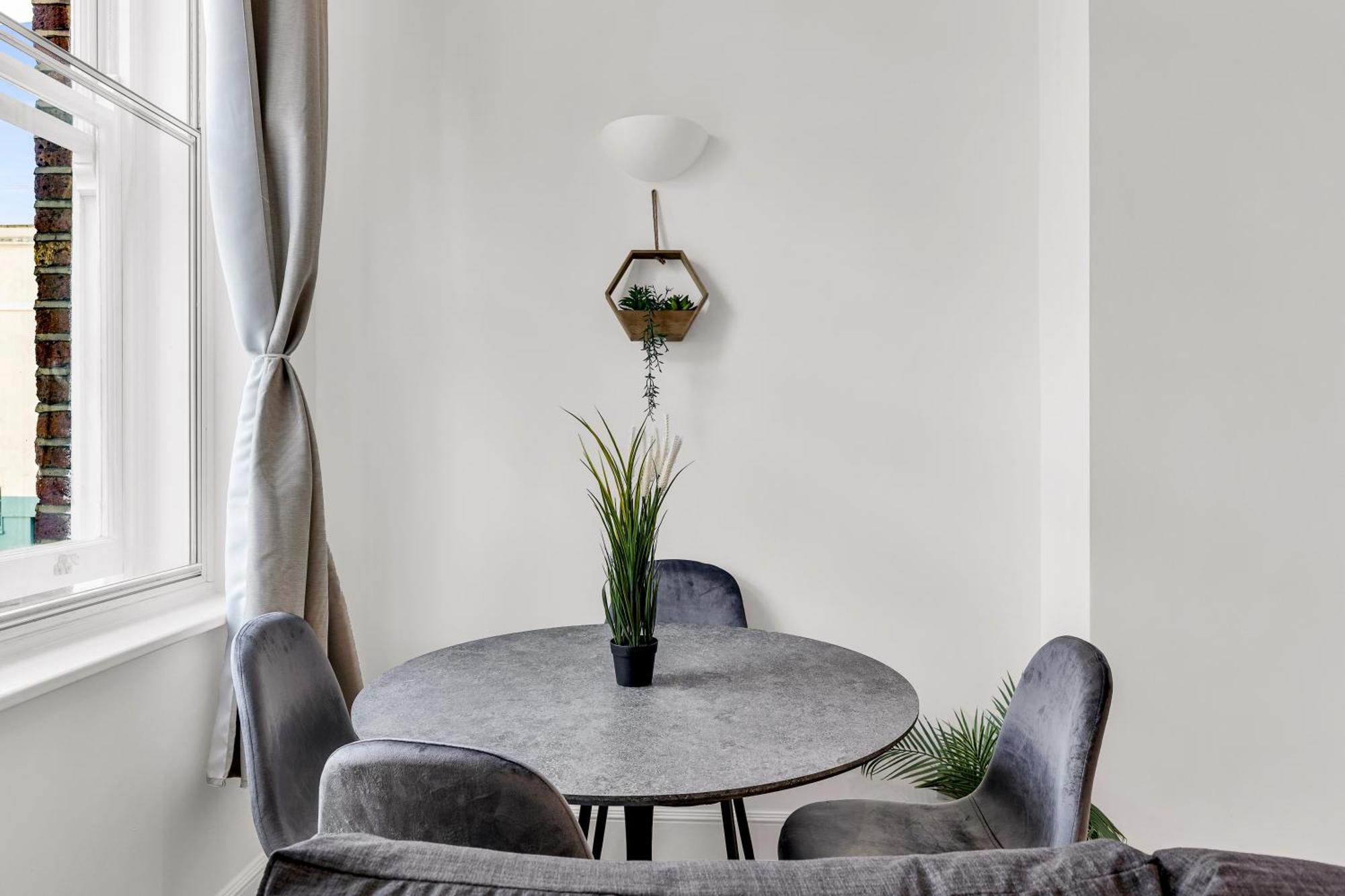 Contemporary Oasis In Paddington Apartment