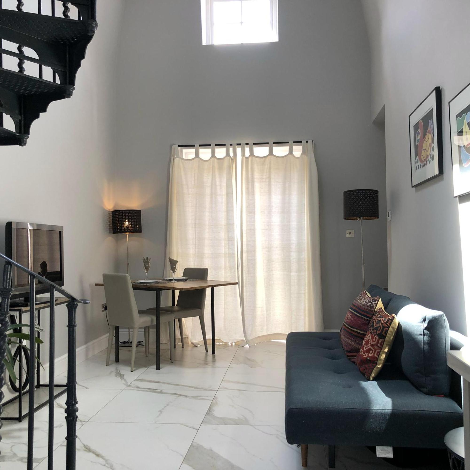 London-apartment-sleeps2-privateentrance * London