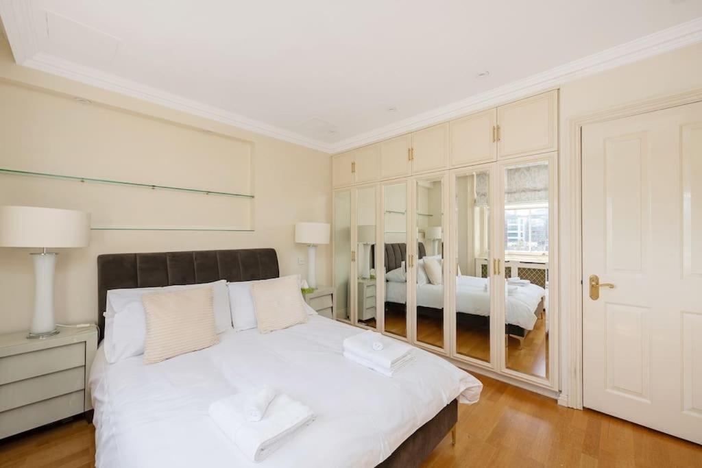 Beautiful 2-bed With Private Elevator - Next To Winter Wonderland Hyde Park & Harrods Apartment
