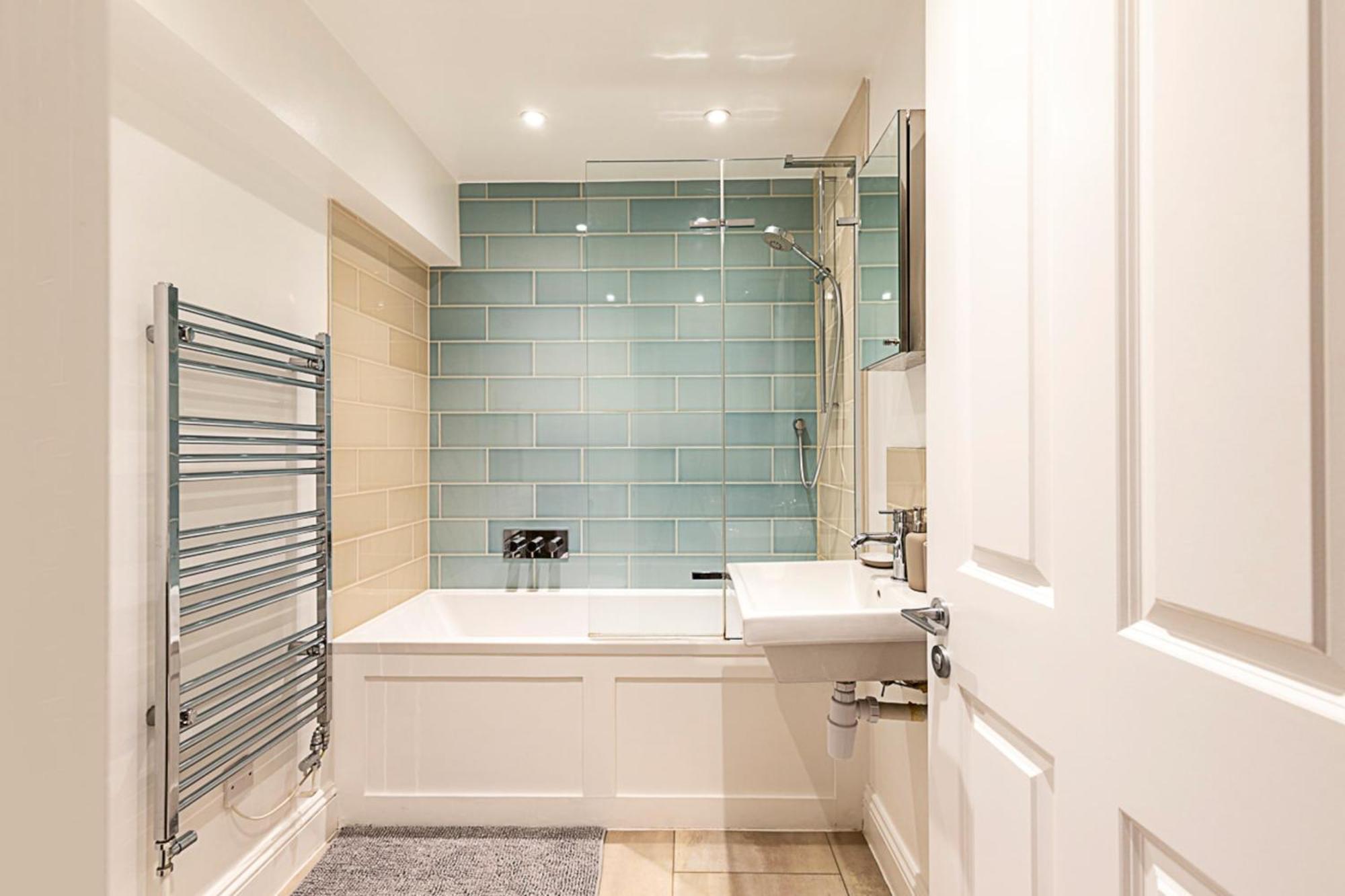 Charming And Modernised Edwardian Flat Apartment *
