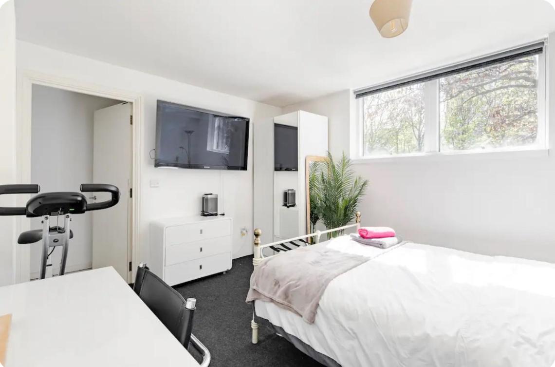 Accommodatie bij particulieren Lockable Ensuite In Modern Space With Shared Kitchen Fast Wifi Londen