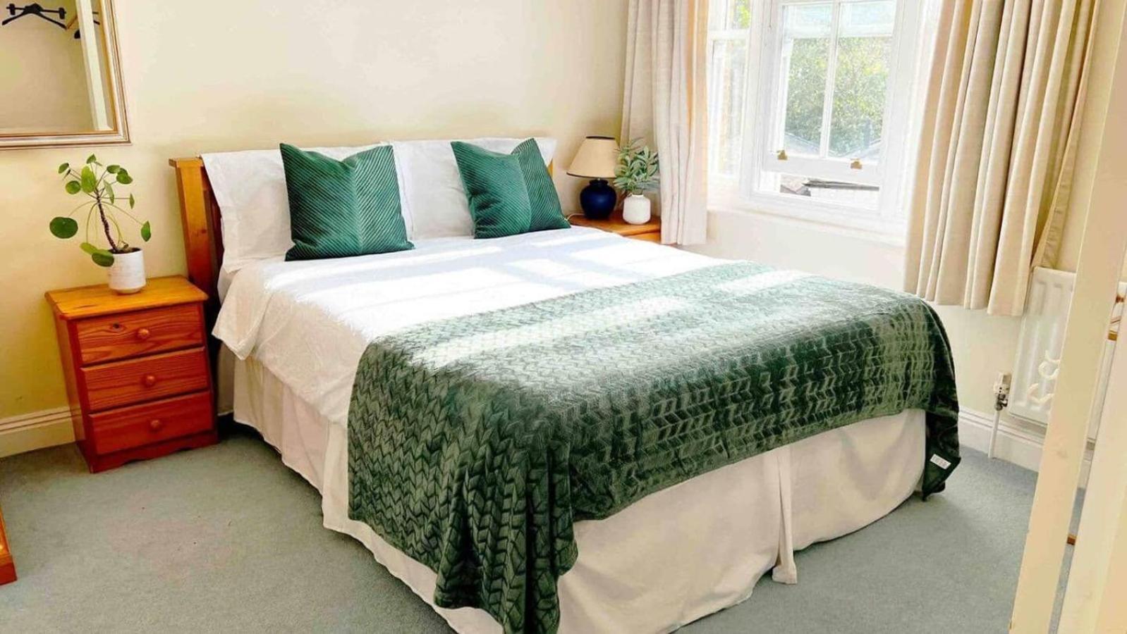 Peaceful 3 Beds - Near Central Vakantiehuis *