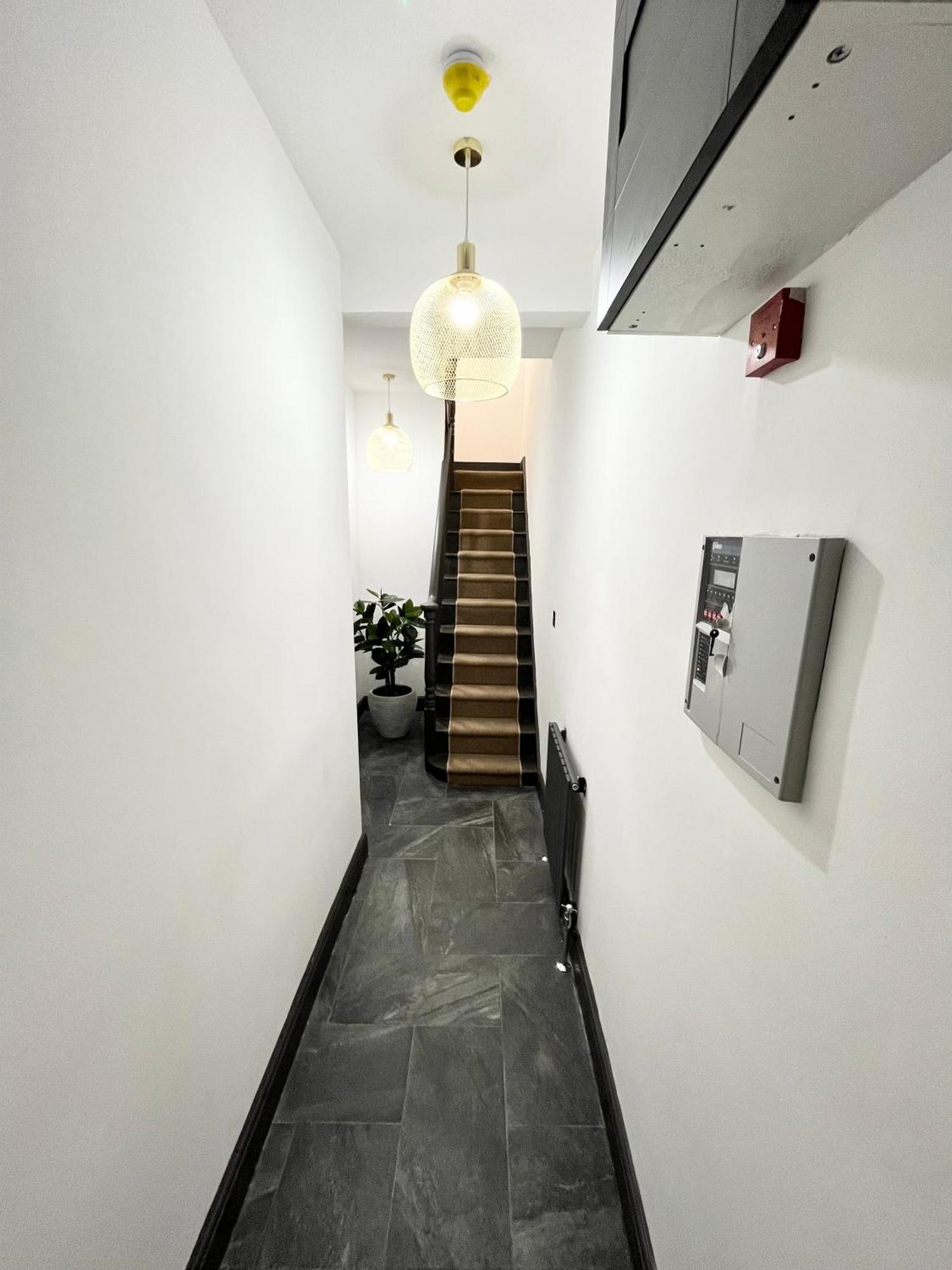 Fabulous 3 Bed - Near Excel - Sleeps 6 - 8 Appartement Londen