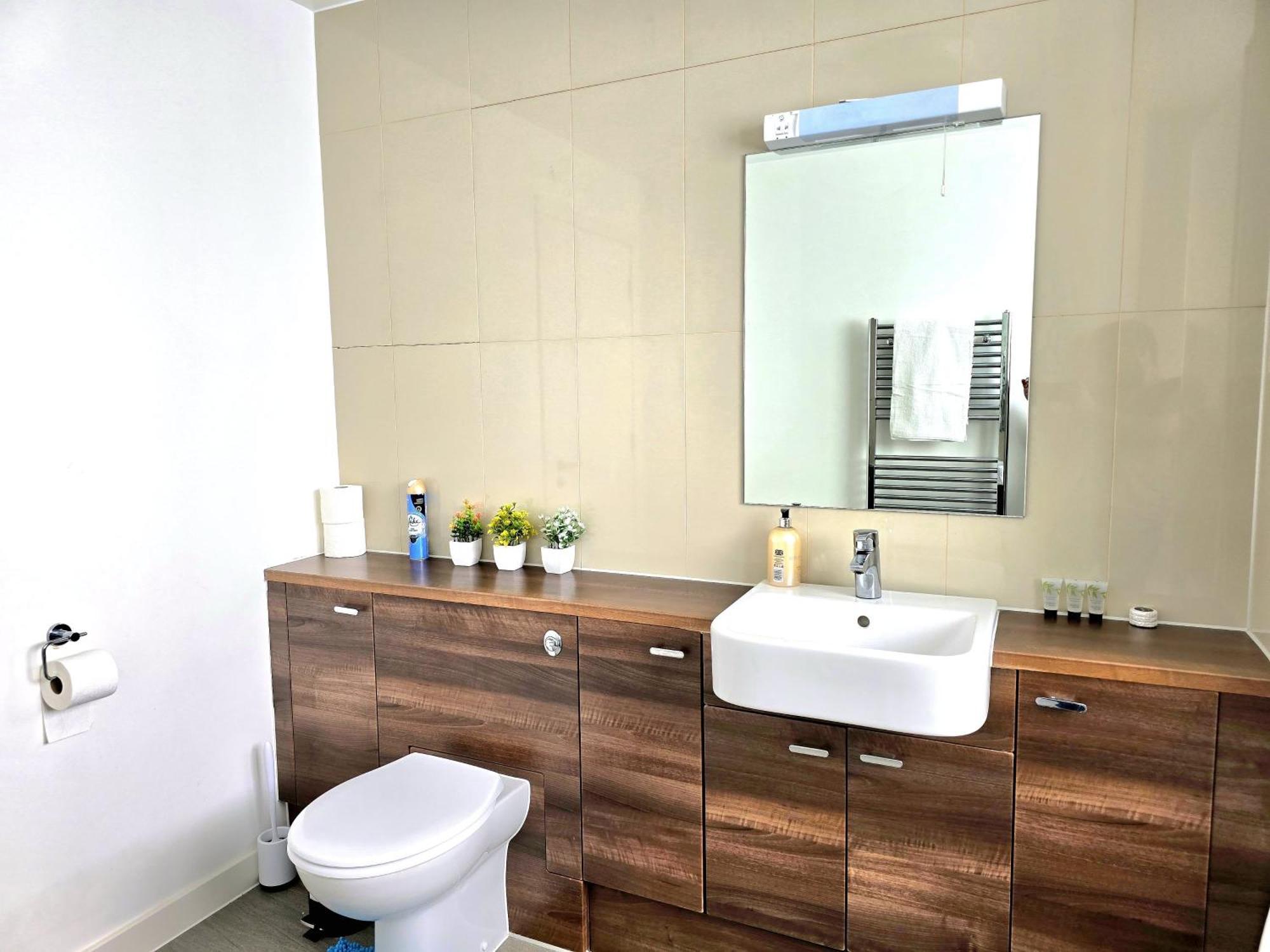 Spectacular 3Br 2Bath Rooftop Sky-Views With Parking Londen