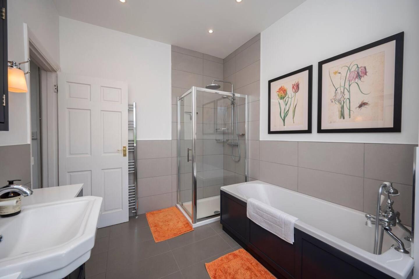 Pass The Keys Stylishly Designed Townhouse - Garden Oasis Holiday home London