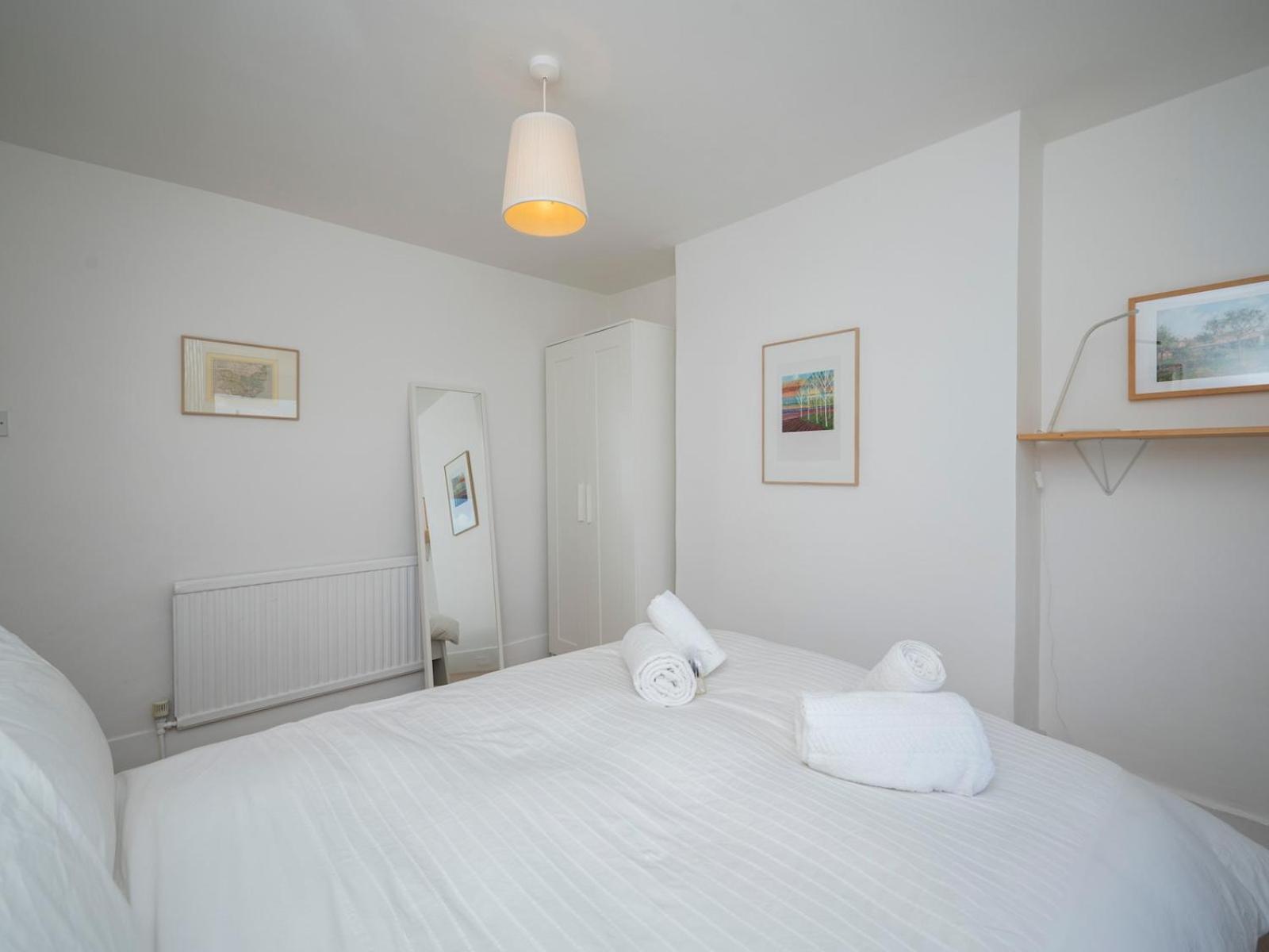 Pass The Keys Stylishly Designed Townhouse - Garden Oasis London
