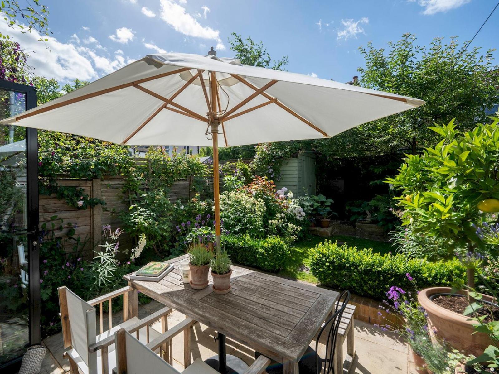 Pass The Keys Stylishly Designed Townhouse - Garden Oasis Holiday home *
