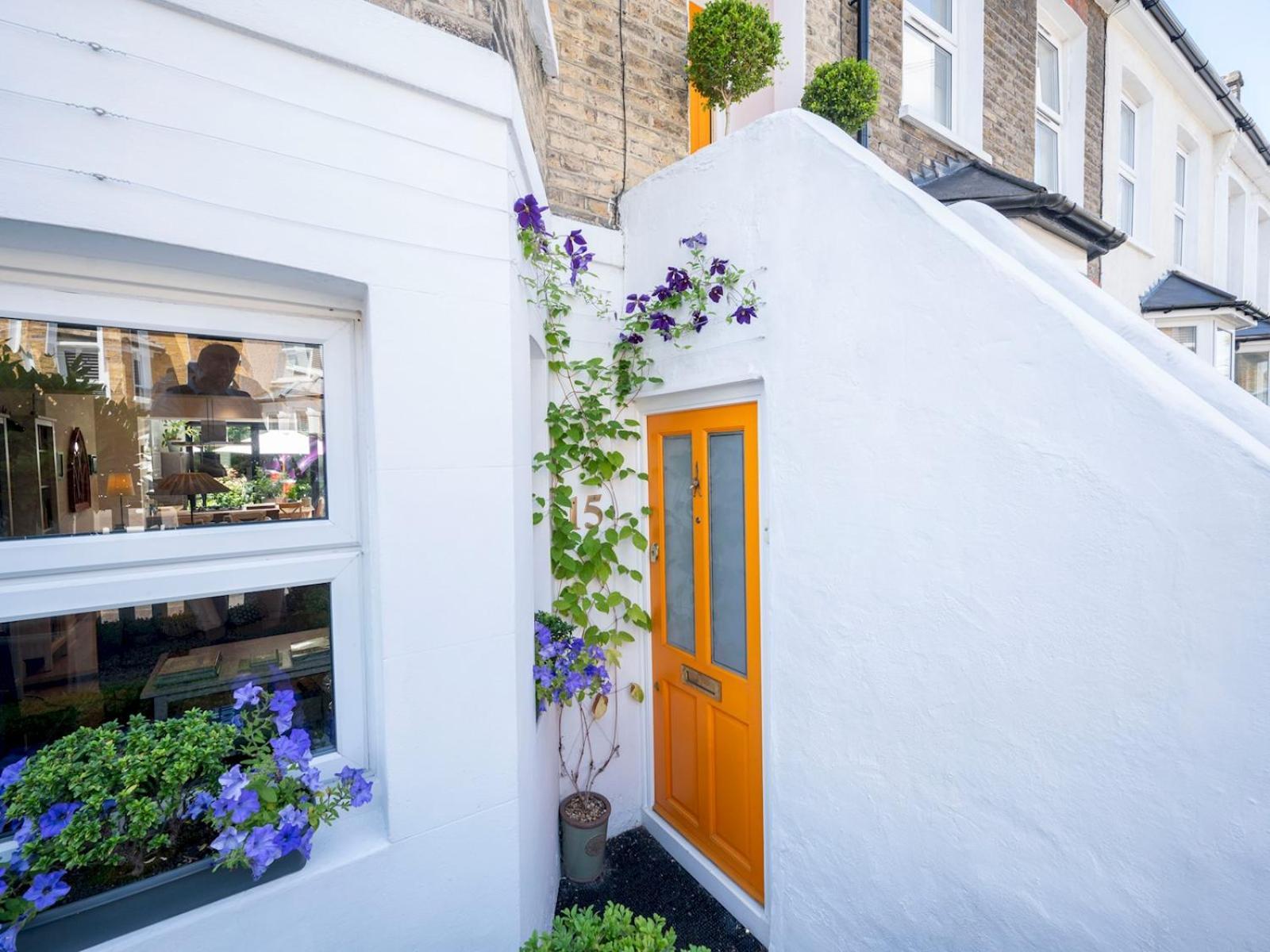 Pass The Keys Stylishly Designed Townhouse - Garden Oasis