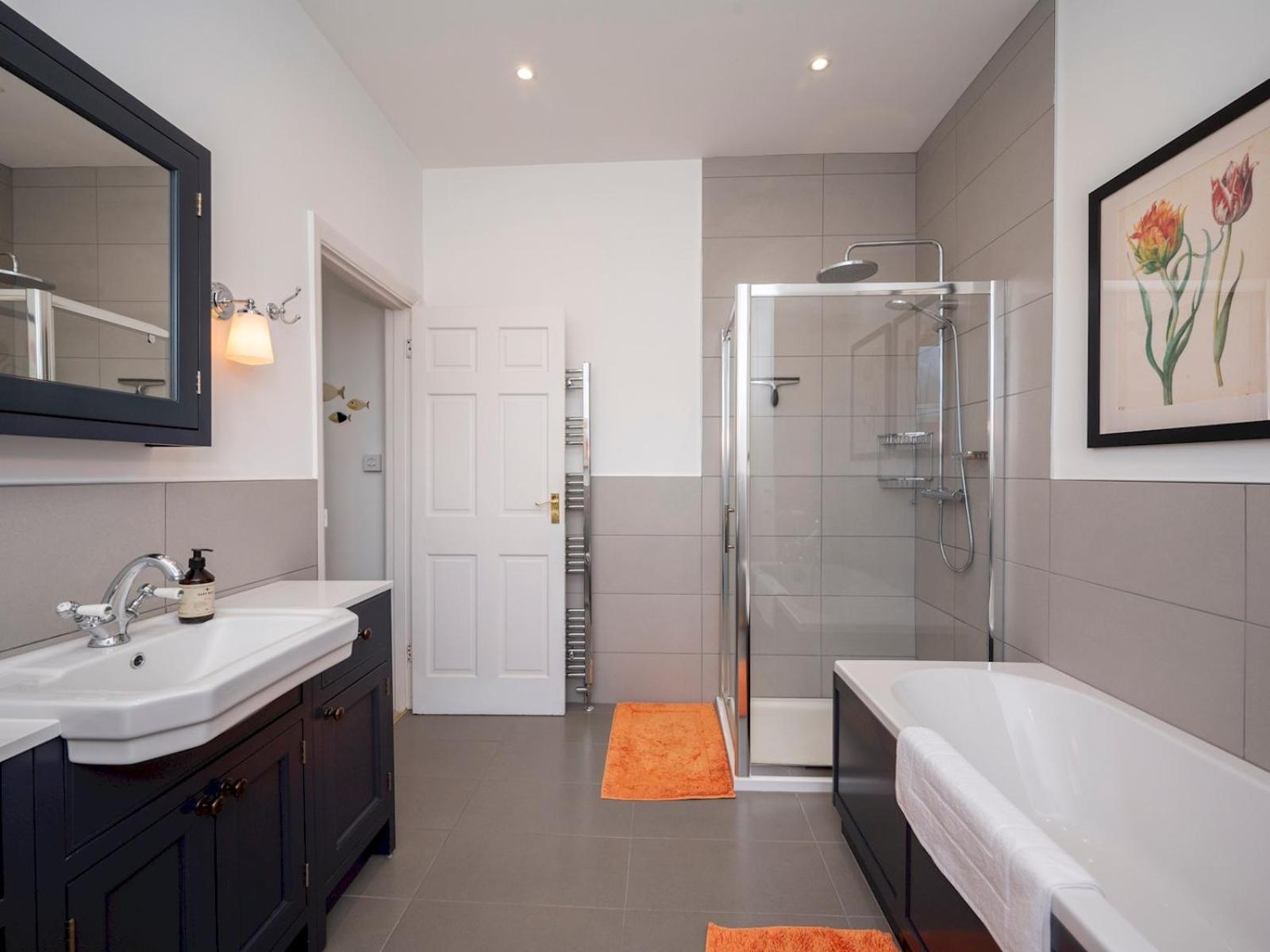 Pass The Keys Stylishly Designed Townhouse - Garden Oasis Holiday home *