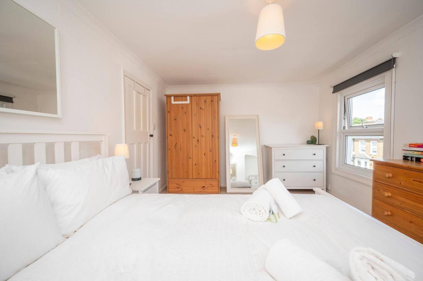 Pass The Keys Stylishly Designed Townhouse - Garden Oasis London