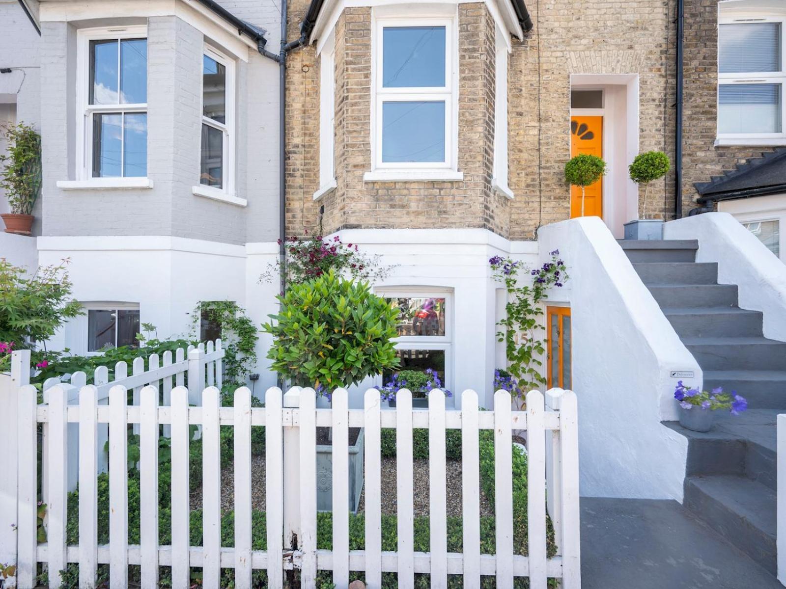 Pass The Keys Stylishly Designed Townhouse - Garden Oasis