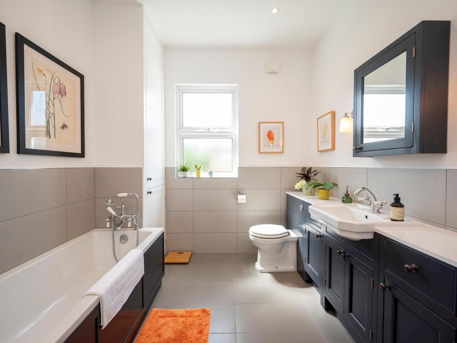 Pass The Keys Stylishly Designed Townhouse - Garden Oasis Holiday home