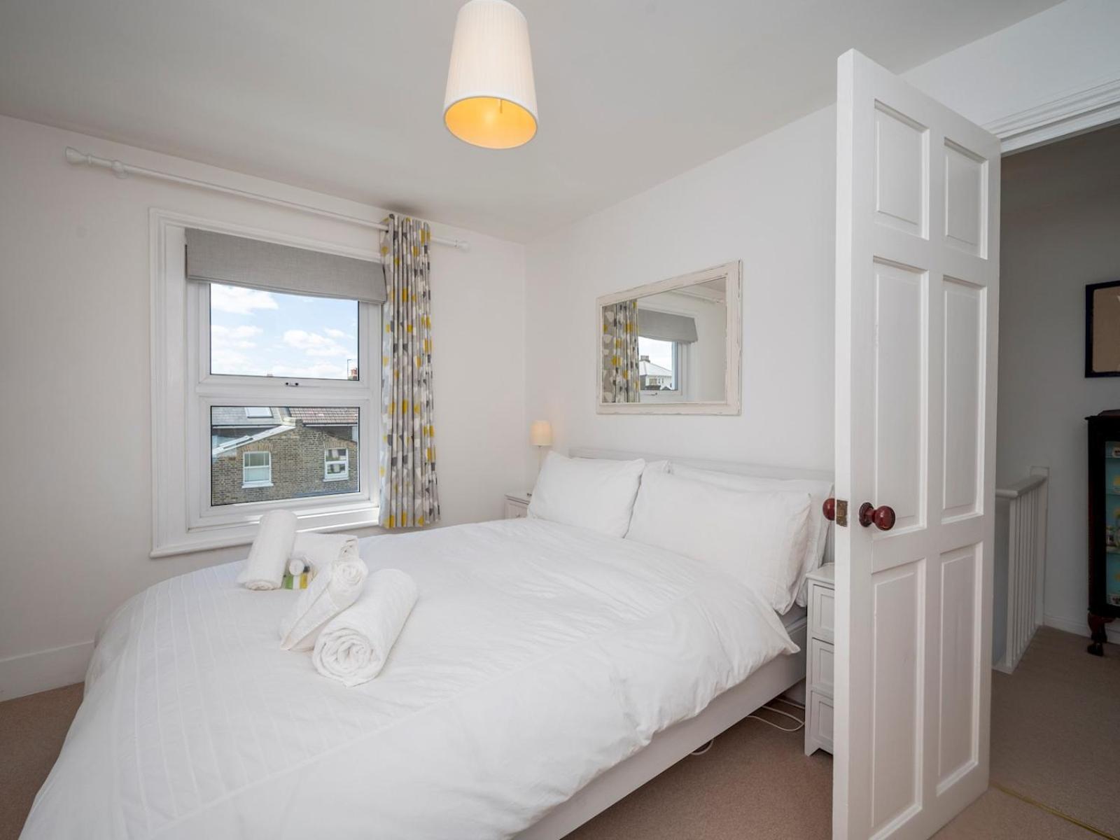 Pass The Keys Stylishly Designed Townhouse - Garden Oasis Holiday home *