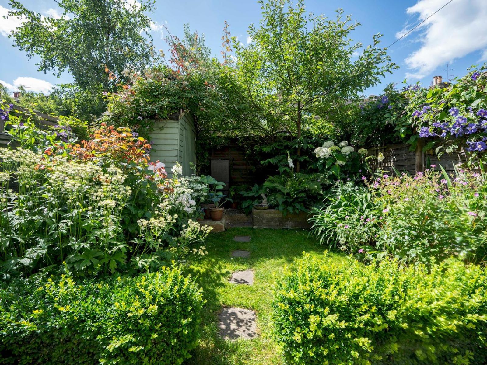 Pass The Keys Stylishly Designed Townhouse - Garden Oasis *