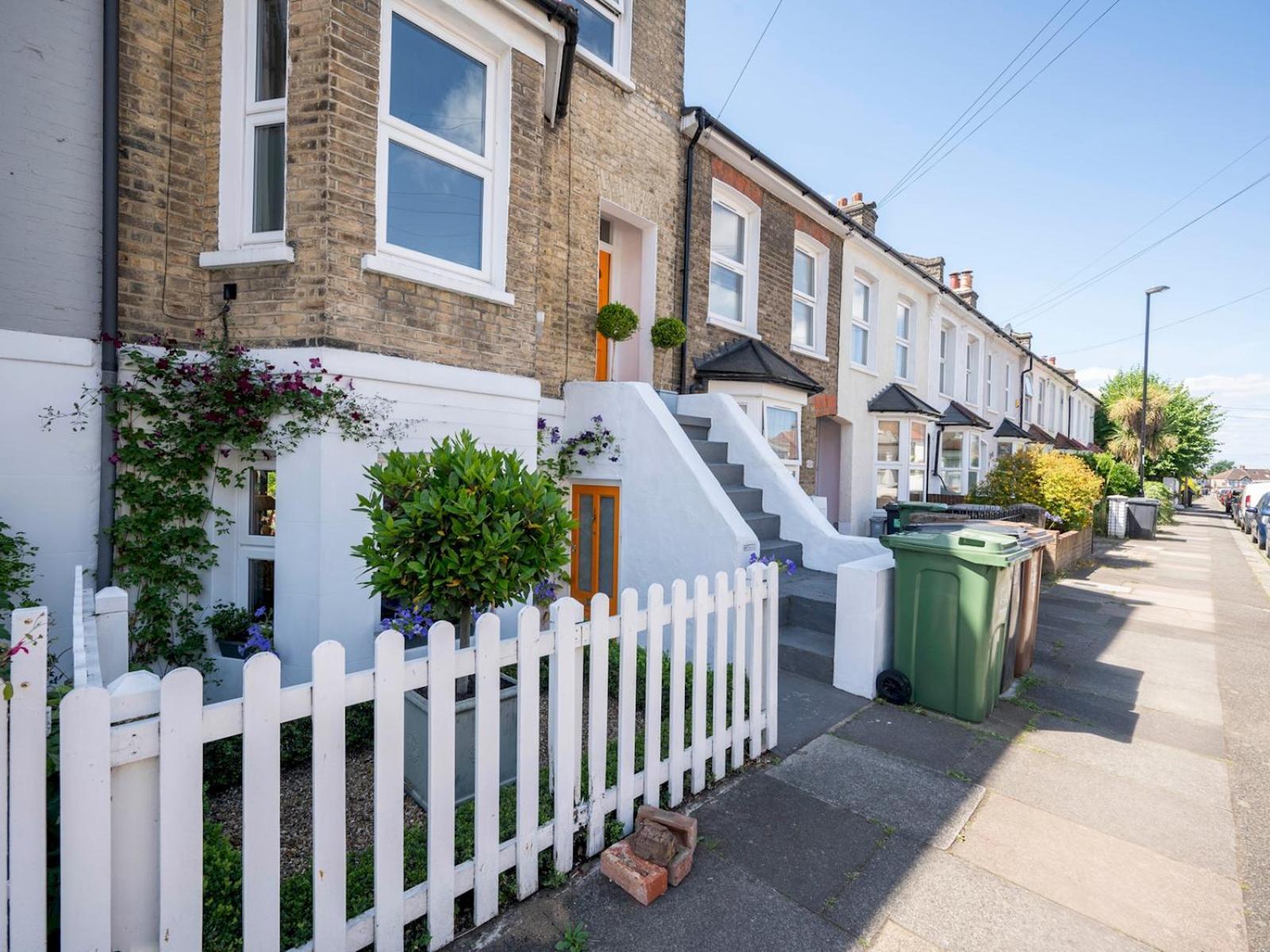 Pass The Keys Stylishly Designed Townhouse - Garden Oasis London
