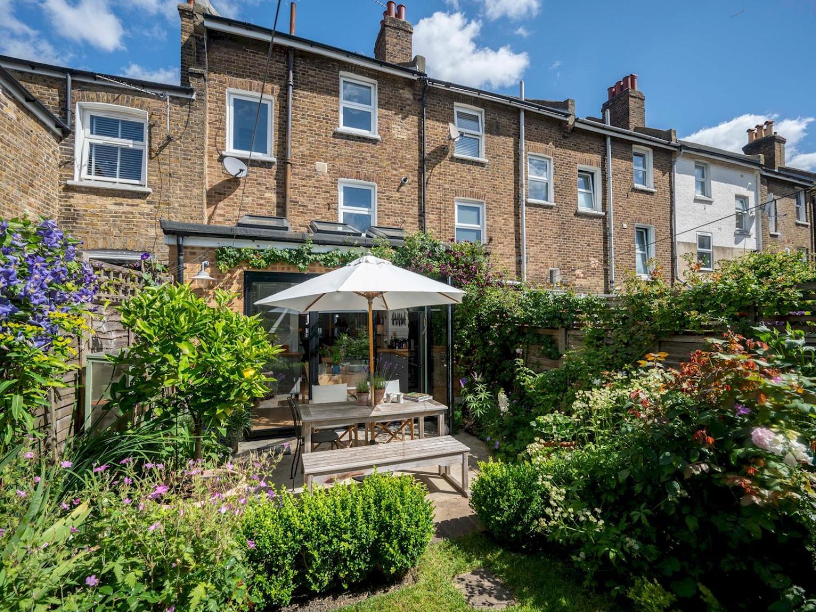 Pass The Keys Stylishly Designed Townhouse - Garden Oasis Holiday home London