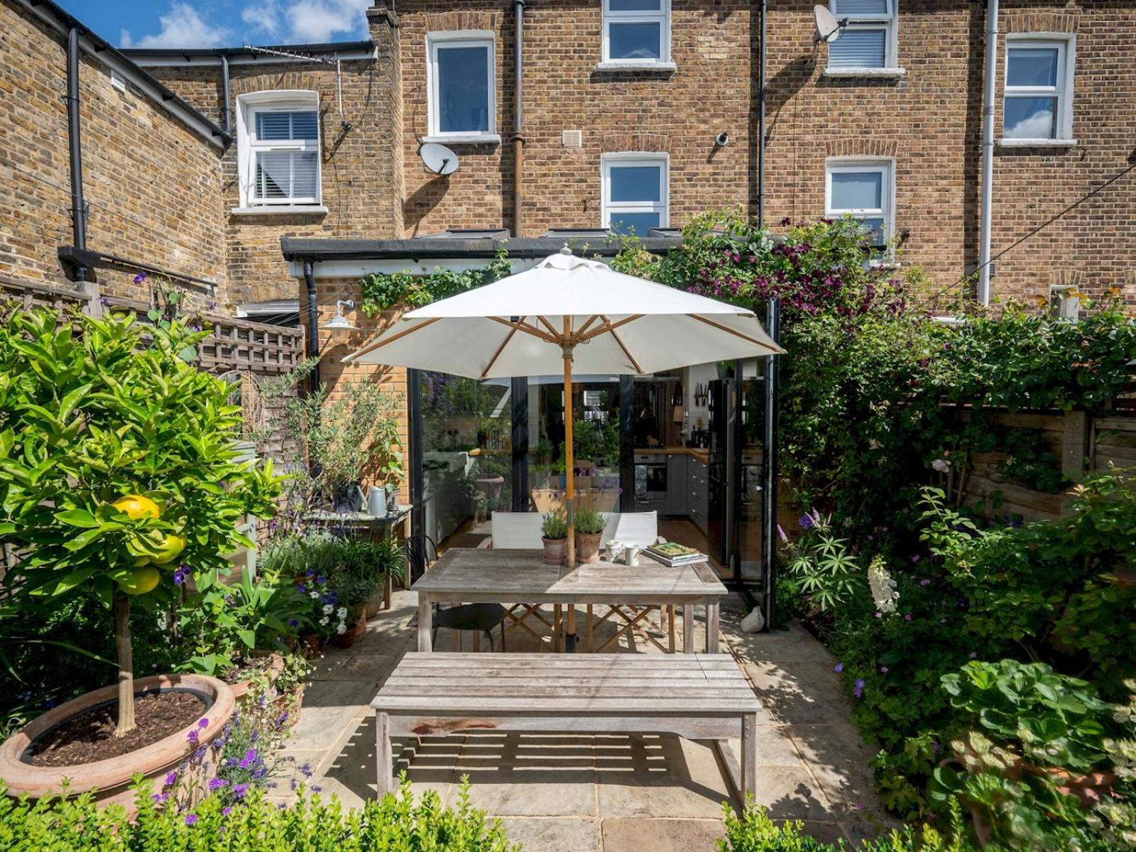 Pass The Keys Stylishly Designed Townhouse - Garden Oasis *