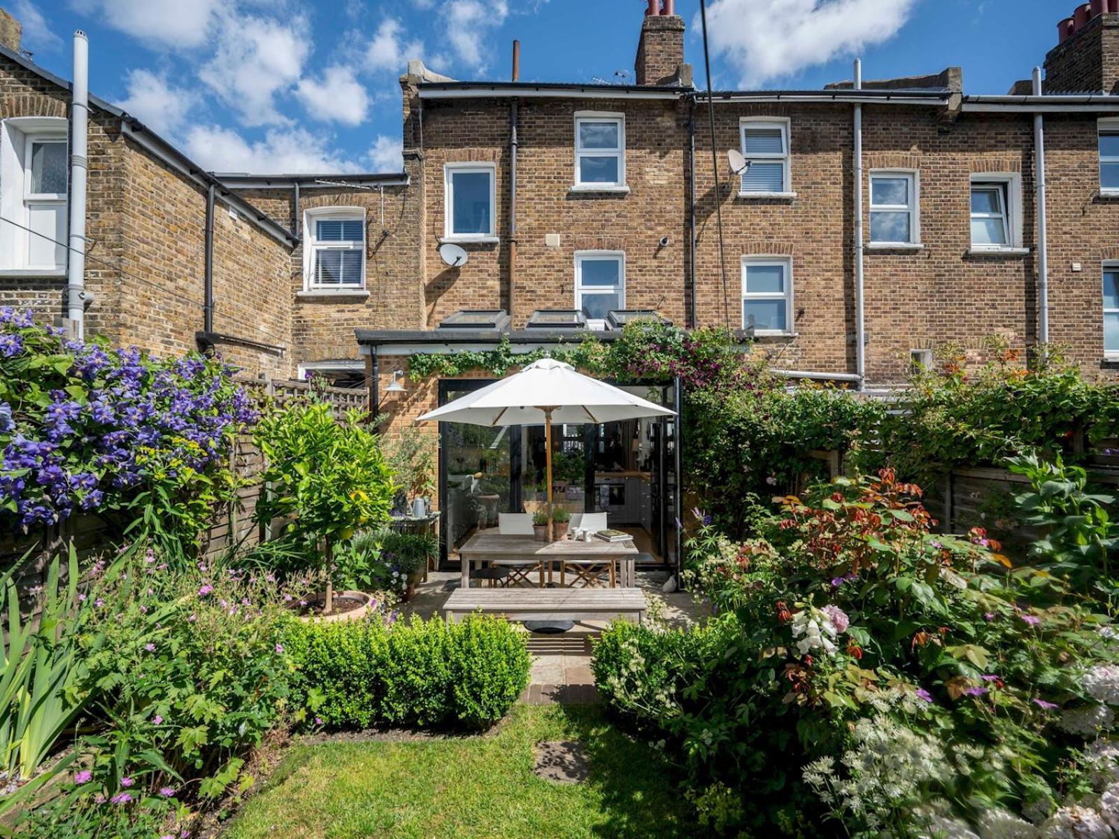 Pass The Keys Stylishly Designed Townhouse - Garden Oasis Holiday home