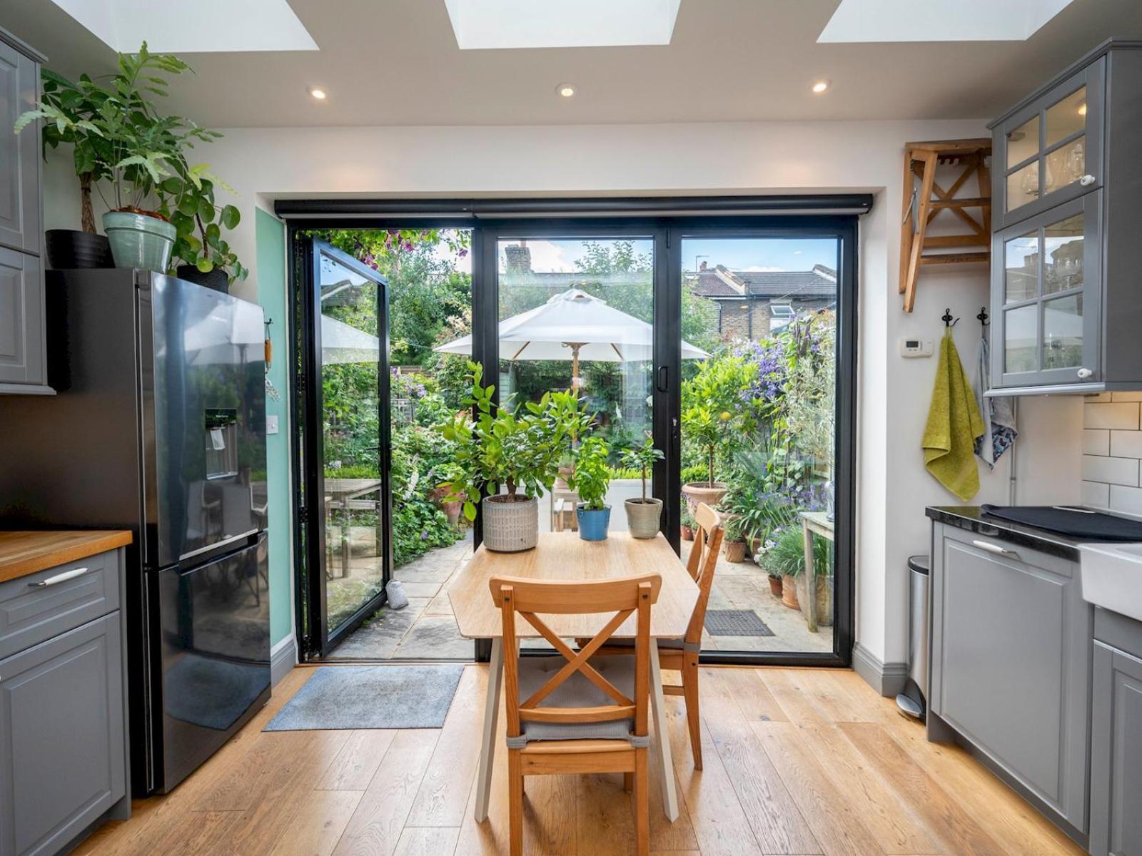 Pass The Keys Stylishly Designed Townhouse - Garden Oasis Holiday home