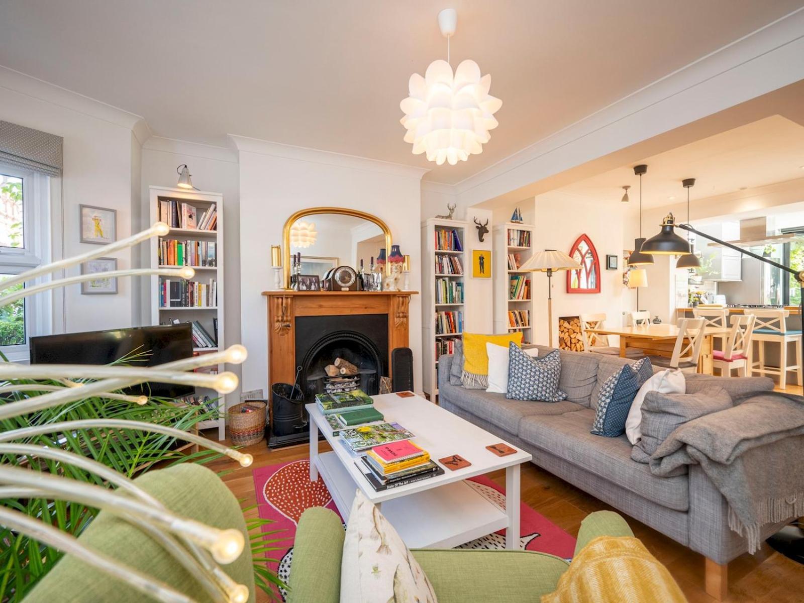 Pass The Keys Stylishly Designed Townhouse - Garden Oasis