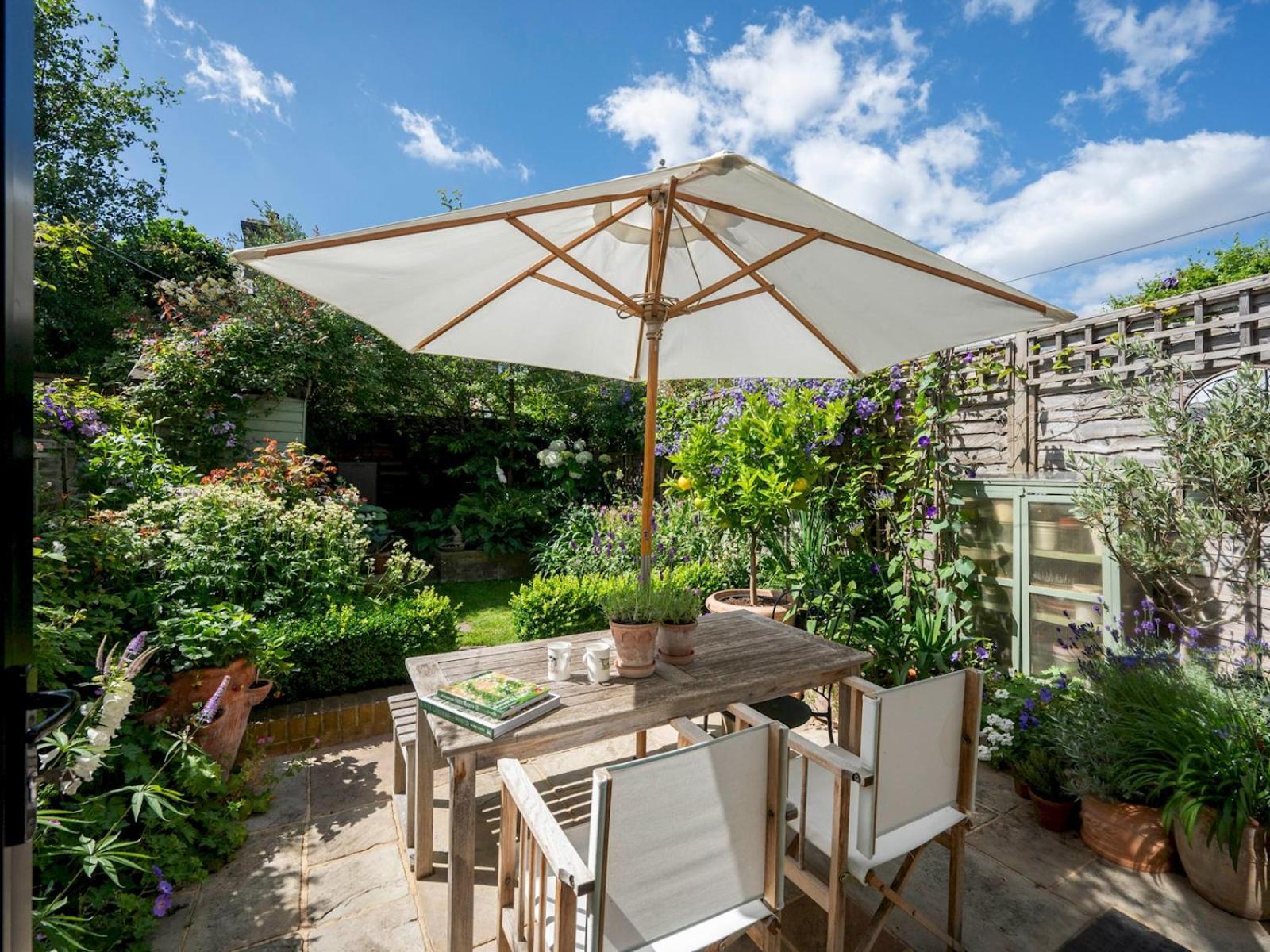 Pass The Keys Stylishly Designed Townhouse - Garden Oasis Holiday home *