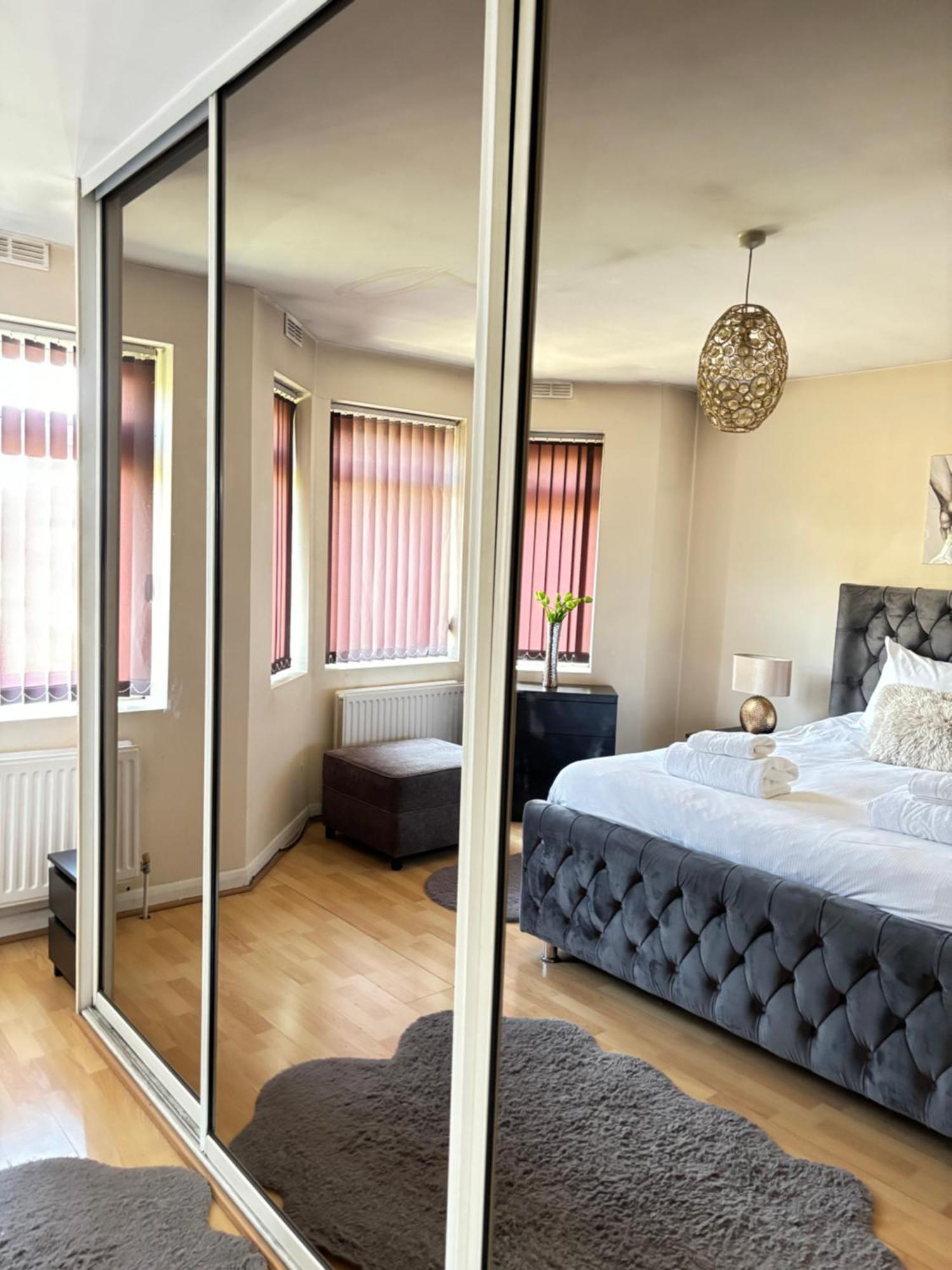 City Airport Serviced House Holiday home