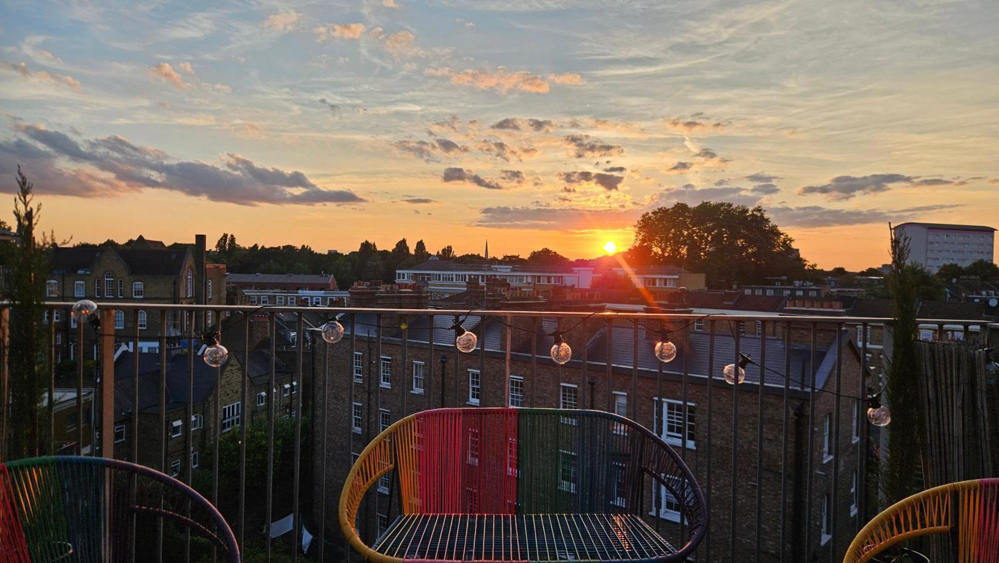 Roof Terrace, 2-bed 2-bath, Stoke Newington *