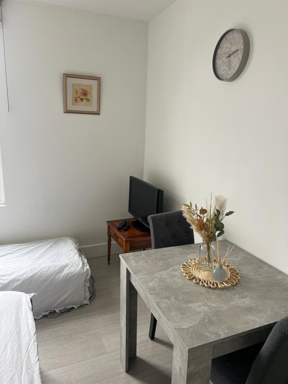 Small Studio Flat Uxbridge Road Apartment
