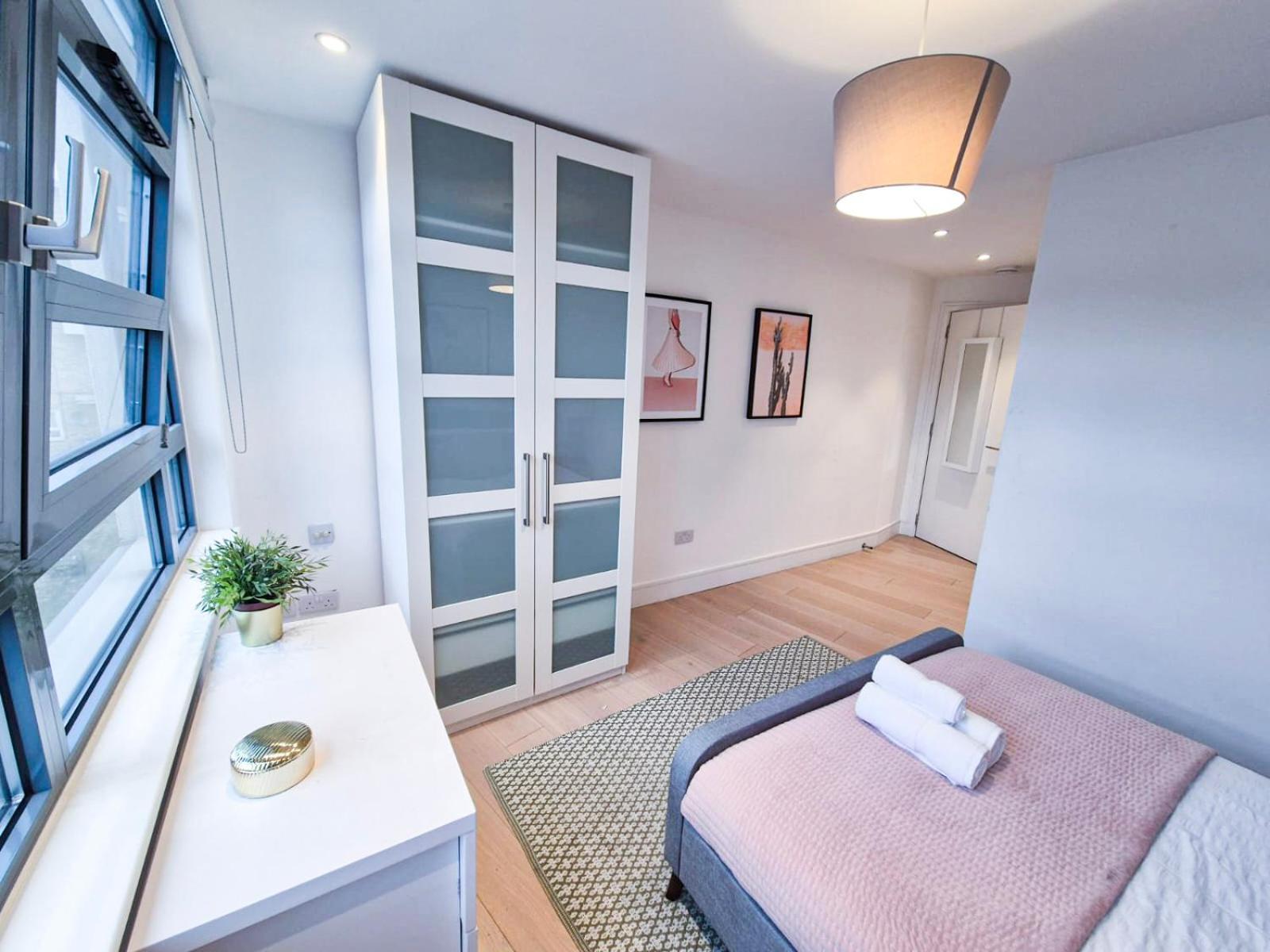 Modern & 3bedroom Flat With Pvt Balcony Steps From Regent's Park Apartment London