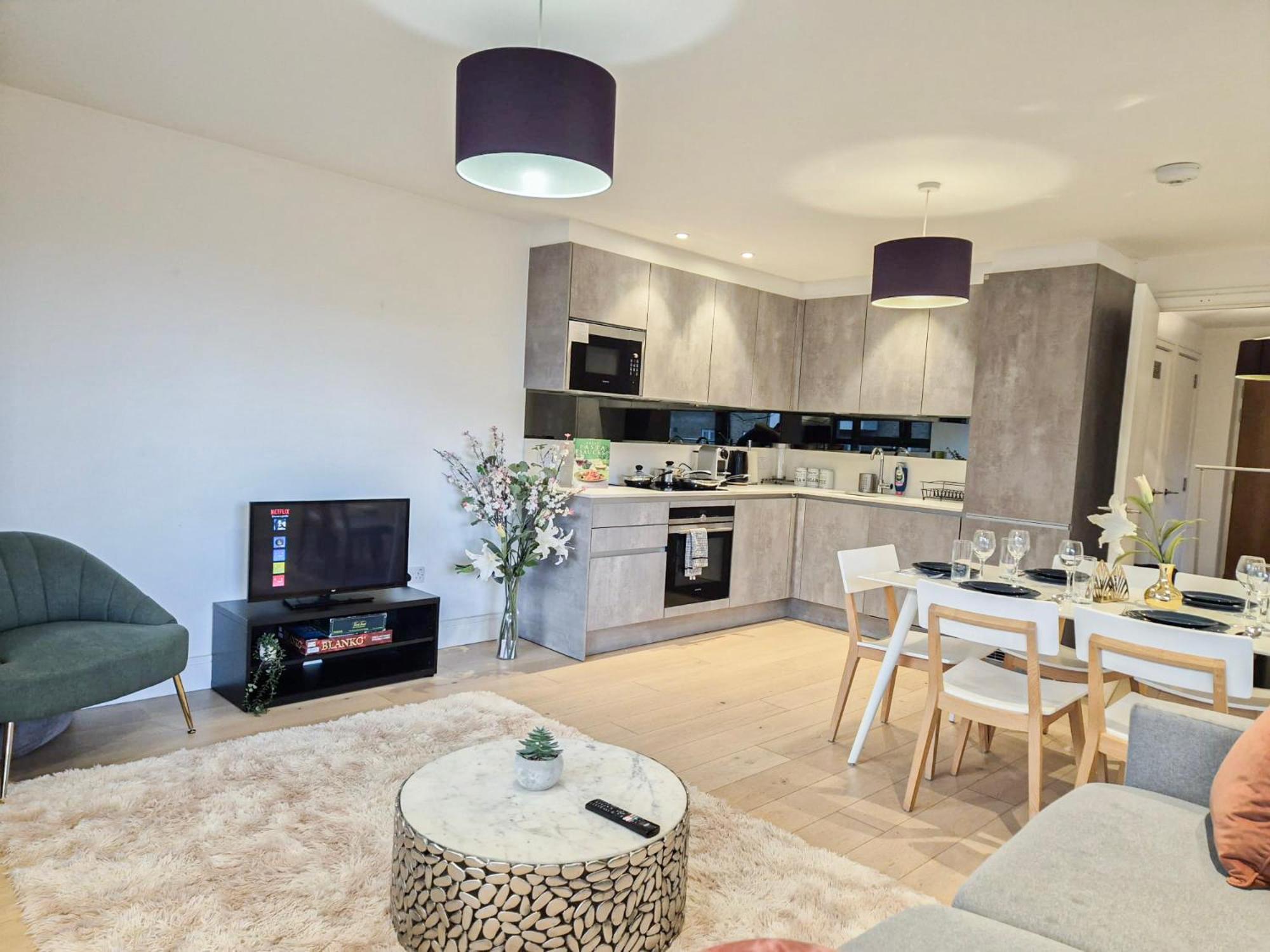 Modern & 3bedroom Flat With Pvt Balcony Steps From Regent's Park Apartment