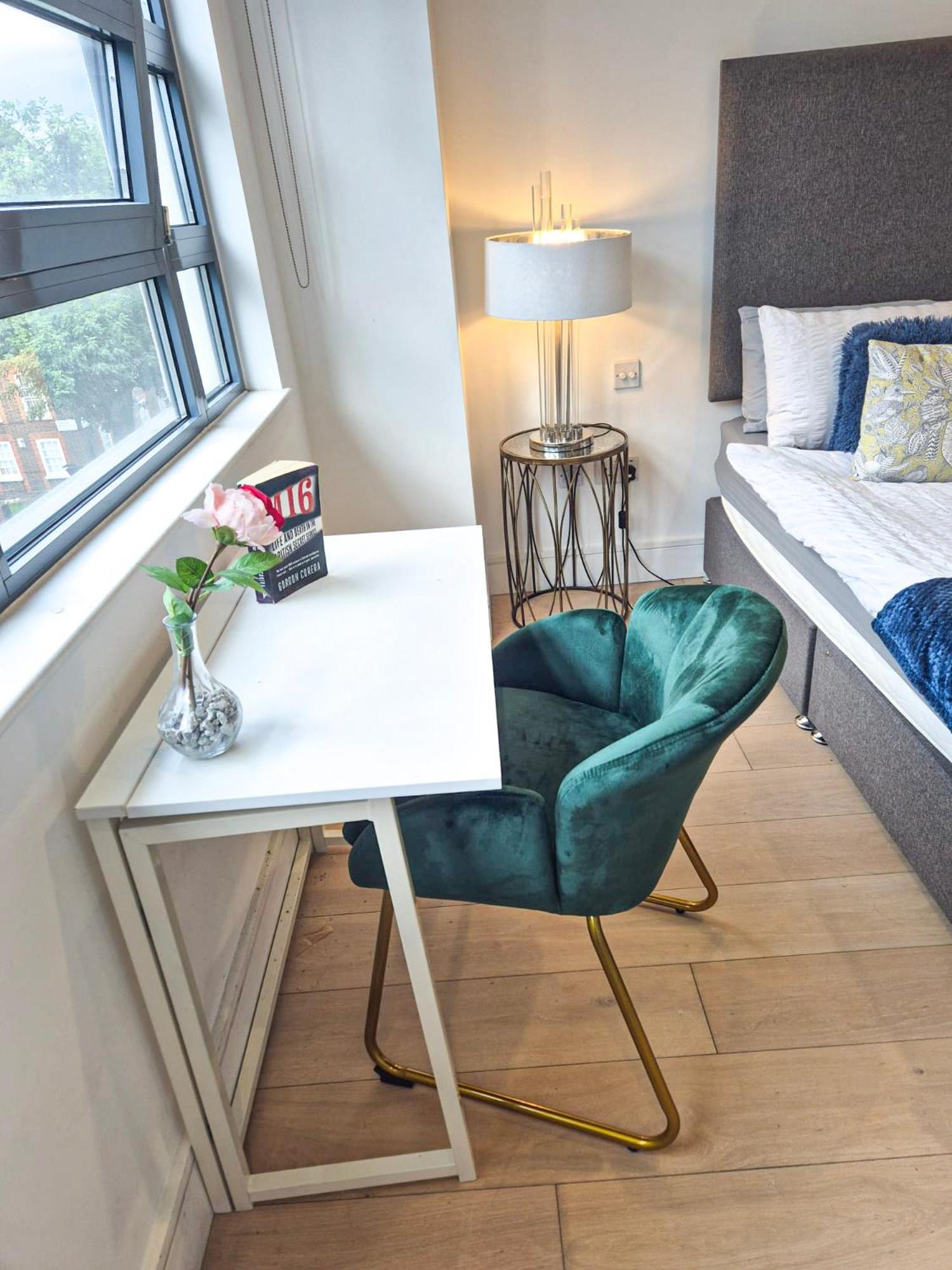 Modern & 3bedroom Flat With Pvt Balcony Steps From Regent's Park Apartment London