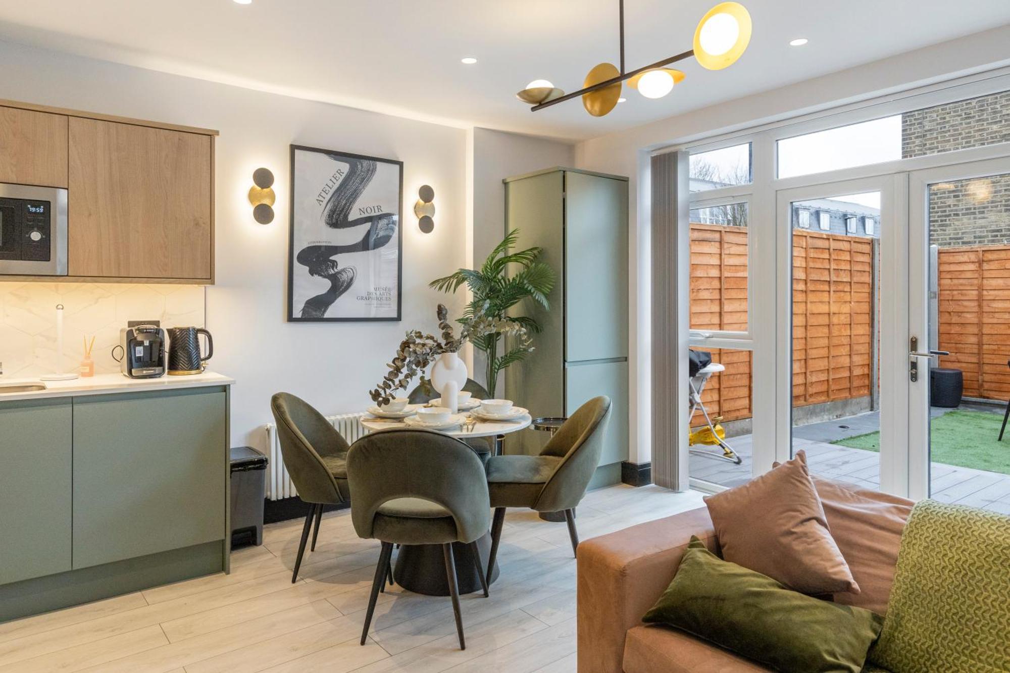 Unwind In Style 2br With Cozy Backyard For Groups * Londres